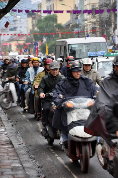 Traffic in Hanoi. Crowd of motorbike drivers on the street — Stock Photo, Image