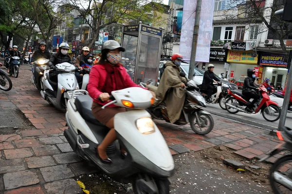Traffic in Hanoi. Crowd of motorbike drivers on the street — Stock Photo, Image