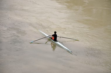 Roma thetiber Nehri üzerinde kayak adam