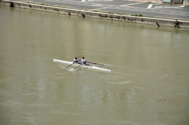 Roma'da Tiber Nehri'nde Kano insanlar
