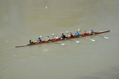 Roma'da Tiber Nehri'nde Kano insanlar