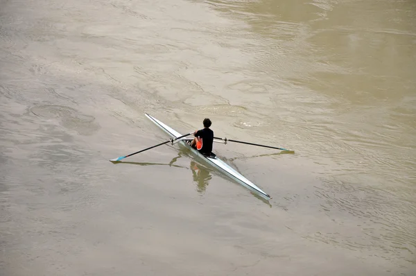 Man kayaking on theTiber river in Rome — Stock Photo, Image