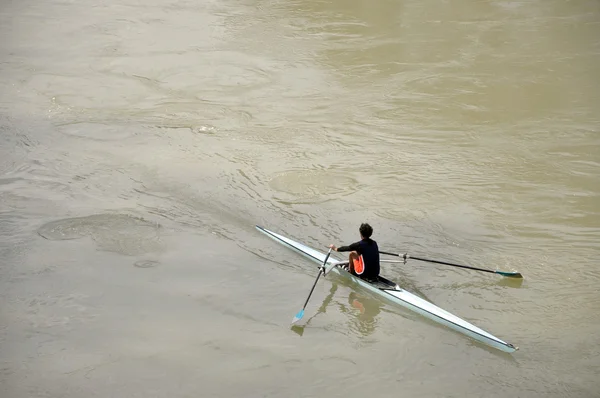 Sportsman kajakpaddling på floden Tibern i Rom — Stockfoto