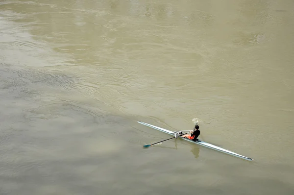 Sportsman kajakpaddling på floden Tibern i Rom — Stockfoto