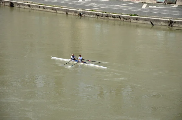 People canoeing on the river Tiber in Rome — Stock Photo, Image