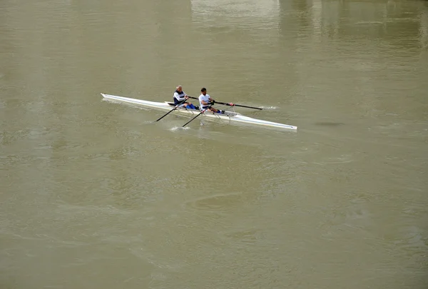 Människor kanot på floden Tibern i Rom — Stockfoto