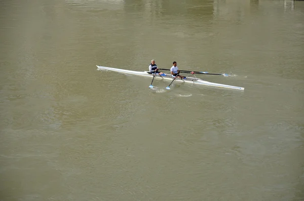 Människor kanot på floden Tibern i Rom — Stockfoto