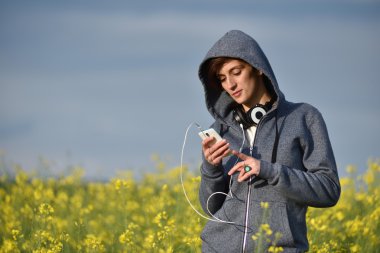 Doğada Smartphone kullanan genç kadın