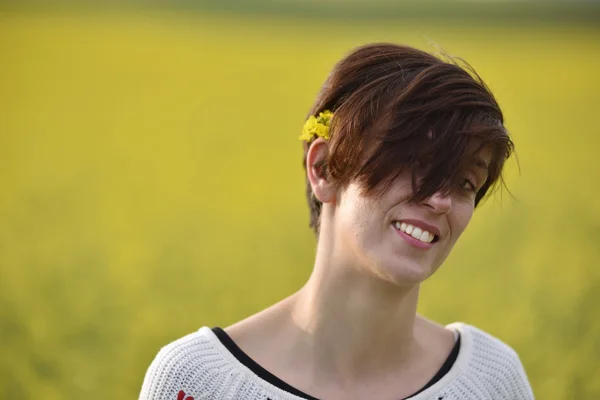 Femme heureuse acclamant dans le champ de canola en été — Photo