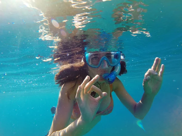 Vista submarina de una mujer haciendo snorkel en el mar tropical — Foto de Stock