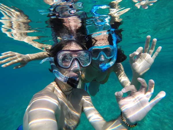 Víz alatti kilátás nyílik a snorkeling pár — Stock Fotó