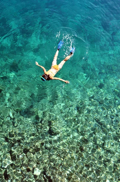 Mujer joven haciendo snorkel en mar transparente y poco profundo —  Fotos de Stock