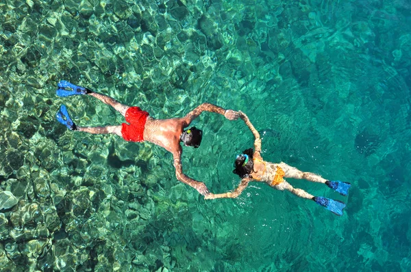 Romantiska par snorkling. Ovanför vyn — Stockfoto