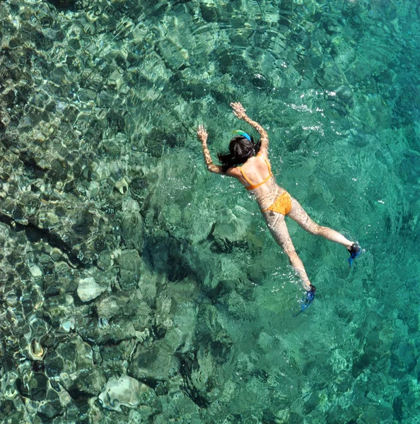 Jovem mulher de maiô snorkeling em mar tropical raso claro — Fotografia de Stock