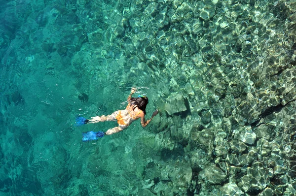 Mujer joven haciendo snorkel en mar transparente y poco profundo —  Fotos de Stock