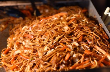 Kızarmış noodle bir restoranda ilave edin.