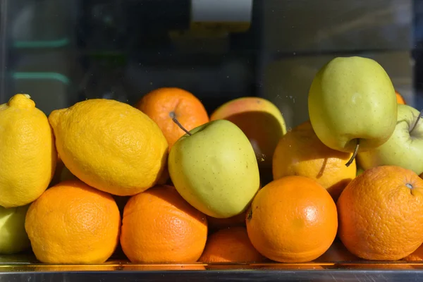 Pilha de frutas frescas para suco — Fotografia de Stock