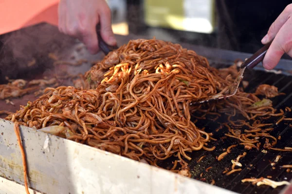 Yemek hazırlamak karıştırın kızarmış noodle — Stok fotoğraf