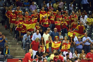 Kalabalığı eğlendirmekten bir tenis maçında