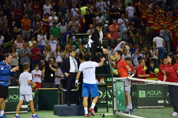 Giocatori di tennis stringendo le mani — Foto Stock