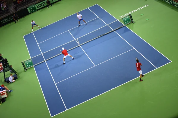 Homens duplos jogo de tênis — Fotografia de Stock