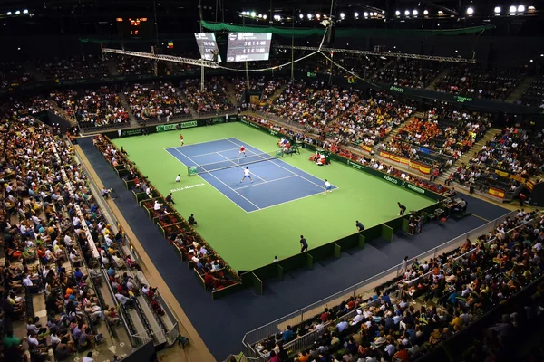 Sport hall full with crowd during a tennis match — Stock Photo, Image