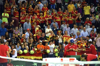 Kalabalığı eğlendirmekten bir tenis maçında