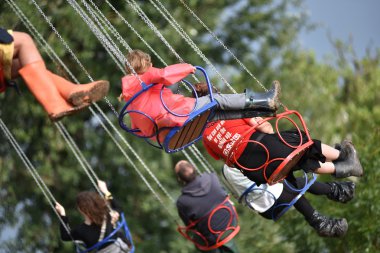 İnsanlar mutlu gitmek yuvarlak, swing sürmek, yayla spinner