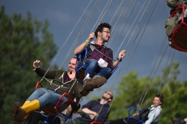 İnsanlar mutlu gitmek yuvarlak, swing sürmek, yayla spinner
