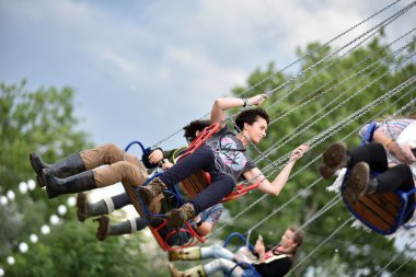 İnsanlar mutlu gitmek yuvarlak, swing sürmek, yayla spinner