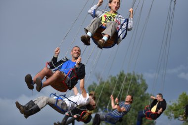 İnsanlar mutlu gitmek yuvarlak, swing sürmek, yayla spinner