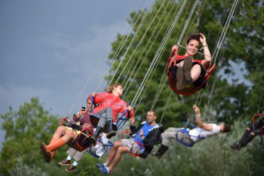 İnsanlar mutlu gitmek yuvarlak, swing sürmek, yayla spinner