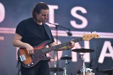 gitarist rock konserinde