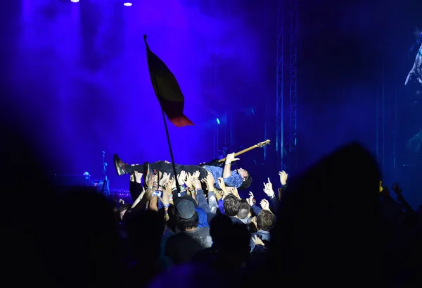 Gitarrist beim Crowdsurfen während eines Konzerts — Stockfoto