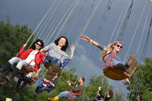 As pessoas em alegre ir em volta, passeio de balanço, spinner highland — Fotografia de Stock