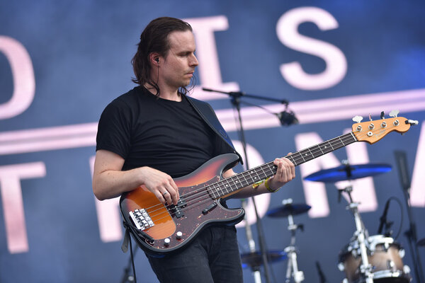 Гитарист на рок-концерте
