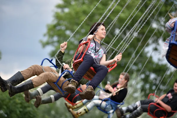 Άνθρωποι στο merry μετάβαση γύρος, swing ride, highland κλώστης — Φωτογραφία Αρχείου