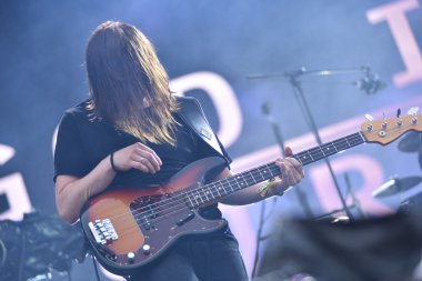 Kalabalık bir canlı konser 