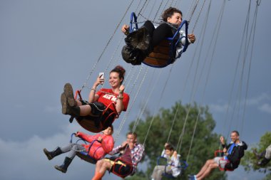 İnsanlar mutlu gitmek yuvarlak, swing sürmek, yayla spinner