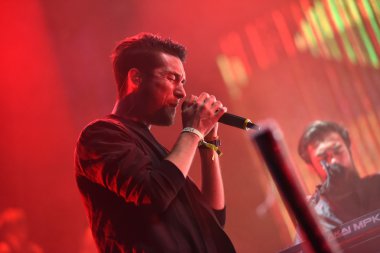 Sahne Alanı'nda şarkı sanatçı