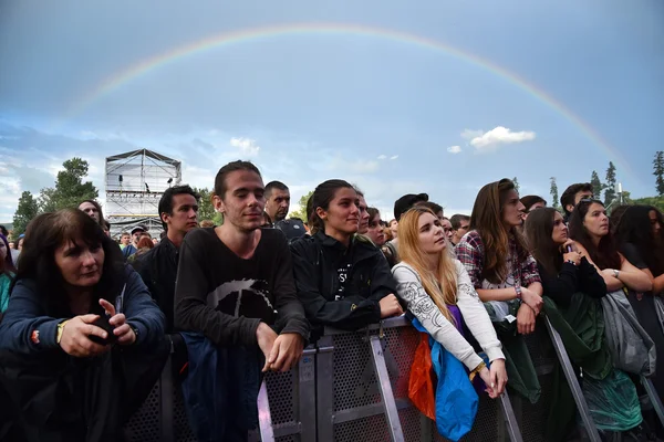 Arco-íris sobre torcida multidão — Fotografia de Stock