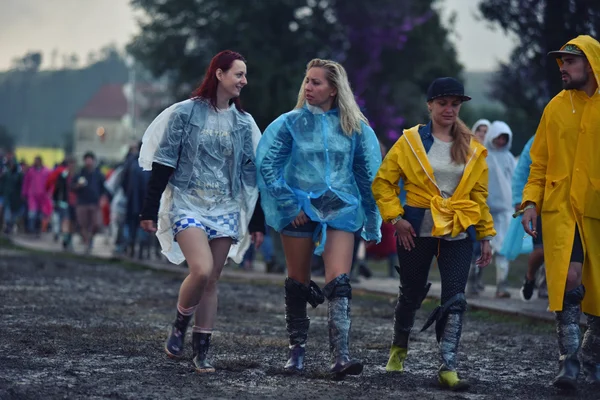 Regenachtige dagen op een muziekfestival — Stockfoto