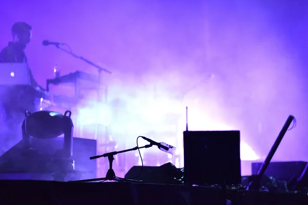 Artista cantando no palco — Fotografia de Stock