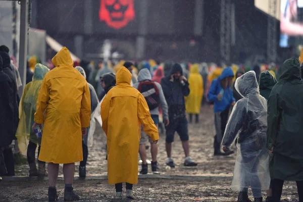 Regenachtige dagen op een muziekfestival — Stockfoto