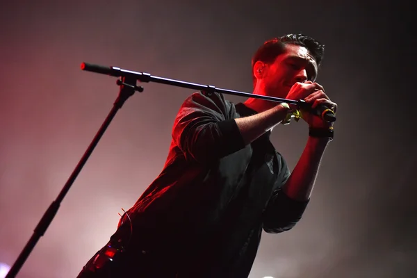 Artista cantando en el escenario — Foto de Stock