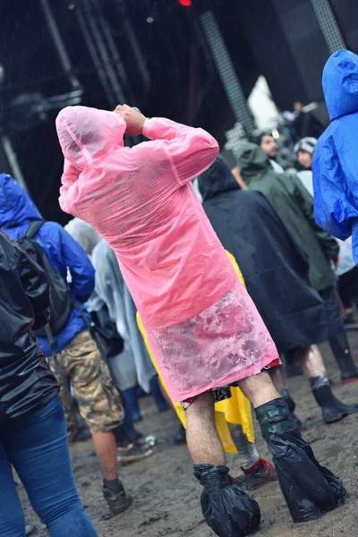Regenachtige dagen op een muziekfestival — Stockfoto