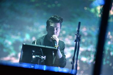 Sahne Alanı'nda şarkı sanatçı