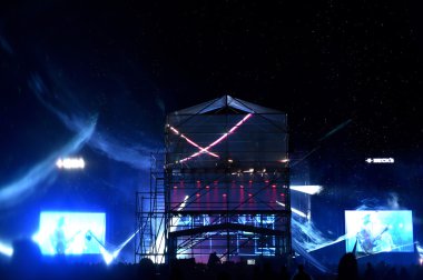 Sahne ışıkları ve lazer gösterisi