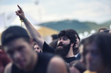 Kalabalığı eğlendirmekten bir konser dans