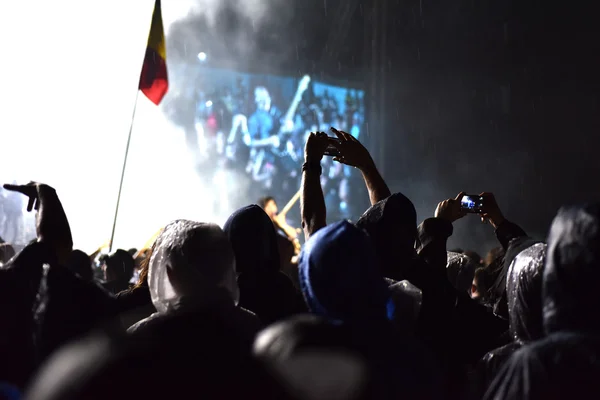 Gitarist kalabalık bir konser sırasında sörf — Stok fotoğraf